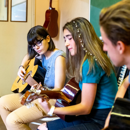 73_9282_31Jan2025120112_Teens learning guitar 540px.png